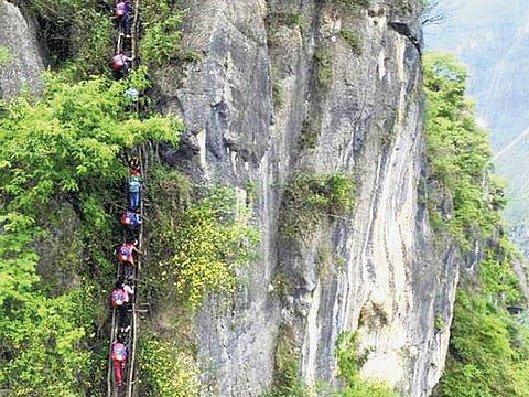 வாண்டு பாண்டு : மலை ஏறினால்தான் பள்ளிக்கூடம்