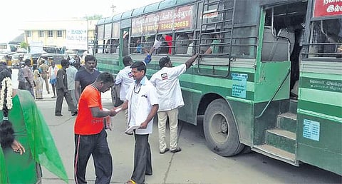 கோரிக்கைகளை வலியுறுத்தி 108 ஆம்புலன்ஸ் வாகன ஊழியர்கள் மக்களிடம் துண்டுப் பிரசுரம் வழங்கினர்