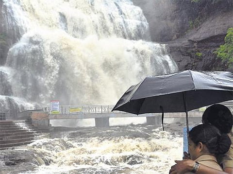 குற்றால அருவியில் வெள்ளம்: குளிக்க முடியாமல் பயணிகள் ஏமாற்றம்