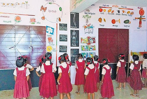 சுவர், ஜன்னல், கதவுகளும் பாடம் கற்பிக்கின்றன: அரசுப் பள்ளி ஆசிரியர்கள் உருவாக்கிய ‘மாதிரி வகுப்பறை’