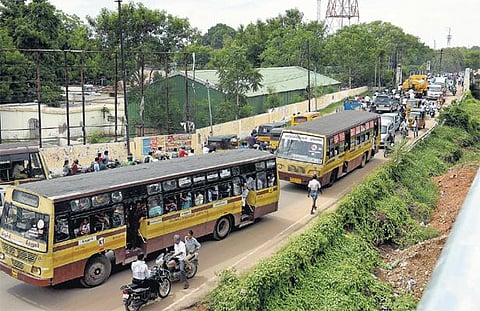 திருச்சி மாநகரில் பல பகுதிகளில் போக்குவரத்து நெரிசலால் பொதுமக்கள் கடும் அவதி