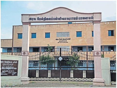 ஆசிரியர்கள் இல்லாததால் போராடும் அரசுப் பள்ளி: ‘வாட்ஸ் அப்’ மூலம் நிதி திரட்டும் முன்னாள் மாணவர்கள்