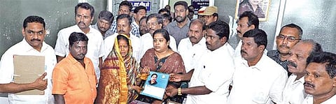 கடலில் மூழ்கி உயிரிழந்த மீனவர் குடும்பத்துக்கு நிதி: அமைச்சர் வழங்கினார்