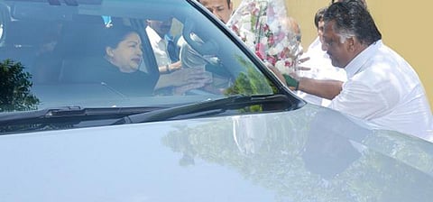டெல்லி சென்ற முதல்வர் ஜெயலலிதாவுக்கு அதிமுகவினர் சிறப்பான வரவேற்பு