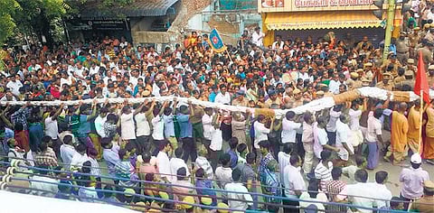 ‘ஆரூரா தியாகேசா’ பக்தி முழக்கத்துடன் திருவாரூரில் ஆழித் தேரோட்டம்: லட்சக்கணக்கான பக்தர்கள் பங்கேற்பு