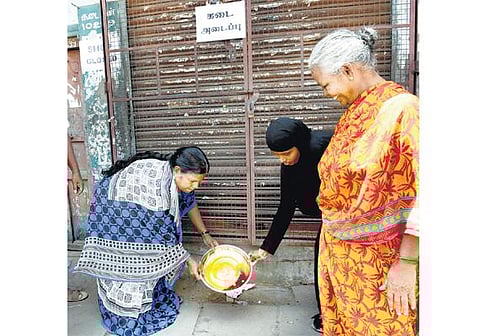 மூடப்பட்ட டாஸ்மாக் மதுக் கடைக்கு ஆரத்தி எடுத்த பெண்கள்: பூரண மதுவிலக்கை அமல்படுத்த கோரிக்கை