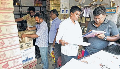 தமிழகம் முழுவதும் மூடப்பட்ட கடைகளில் இருந்த மது வகைகள் டாஸ்மாக் குடோனுக்கு மாற்றப்பட்டன