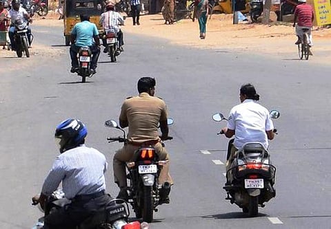 தலைக்கவசம் அணியாதவர்கள் மீது நடவடிக்கை எடுக்காதது ஏன்? - அரசுக்கு உயர் நீதிமன்றம் கேள்வி