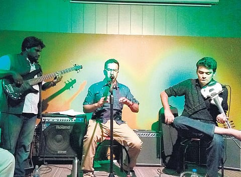 குரங்கனின் தெறி இசை!