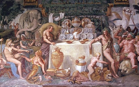 விநோத உலகம்: உடை இல்லாமல் சாப்பிடலாமா?