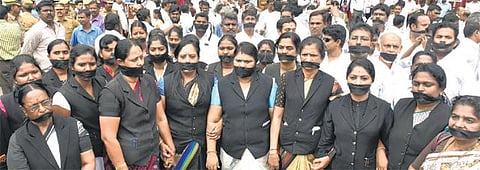 வாயில் கருப்பு துணி கட்டி வழக்கறிஞர்கள் போராட்டம்