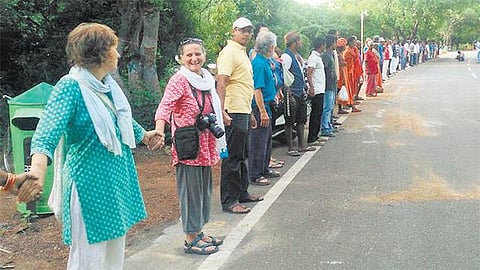 தி.மலை கிரிவலப் பாதையில் மரங்களை வெட்டுவதற்கு எதிர்ப்பு: போராட்டத்தில் வெளிநாட்டு பக்தர்களும் பங்கேற்பு