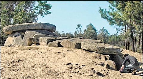 போர்ச்சுகல்லில் உள்ள ஏழு கல் கல்லறைகள்: உலகின் முதல் தொலைநோக்கி கருவிகளா? - விஞ்ஞானிகள் குழு ஆய்வு