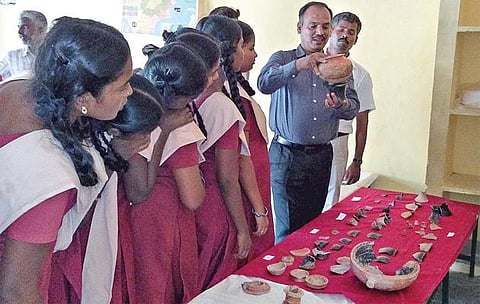 திருவள்ளூர் அருகே தொல்லியல் துறை அகழாய்வில் கற்கால கருவிகள், இரும்பு கால மட்கலன்கள் கண்டுபிடிப்பு