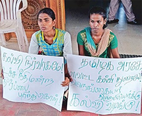 அரசுப் பள்ளியில் சேர்க்க மறுப்பு: திருவள்ளூர் மாவட்ட கல்வி அலுவலகத்தில் 2 திருநங்கைகள் தர்ணா போராட்டம்