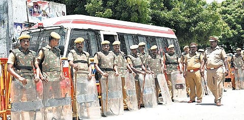 நந்தினியின் இறுதி ஊர்வலத்தின்போது மூடப்பட்ட டாஸ்மாக் கடைக்கு பாதுகாப்பு