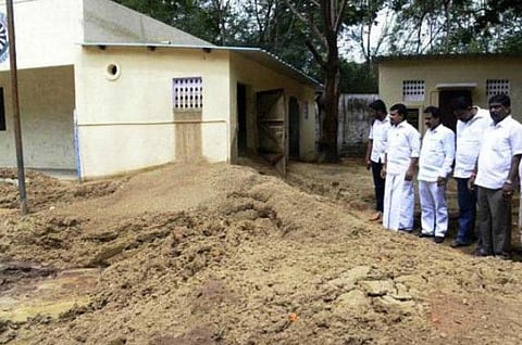 மெட்ரோ ரயில் சுரங்கப் பாதை தோண்டும் பணியால் அரசுப் பள்ளி கழிவறையில் திடீர் மண் ஊற்று