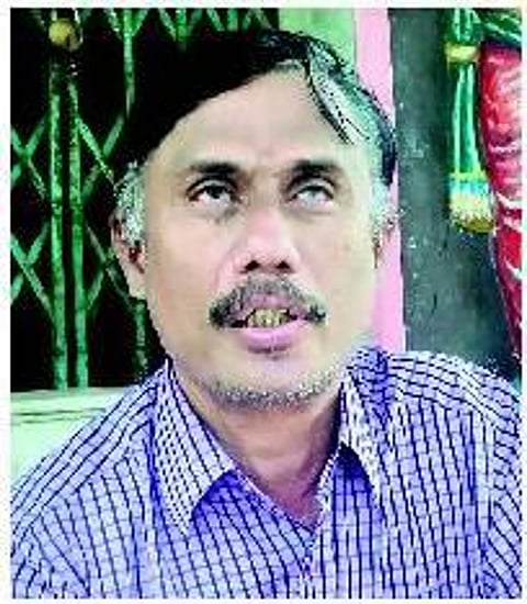 விழிகளை இழந்தாலும் வழிகாட்டும் அரசுப் பள்ளி தலைமை ஆசிரியர்; தேர்ச்சி விகிதத்தை அதிகரித்து சாதனை!