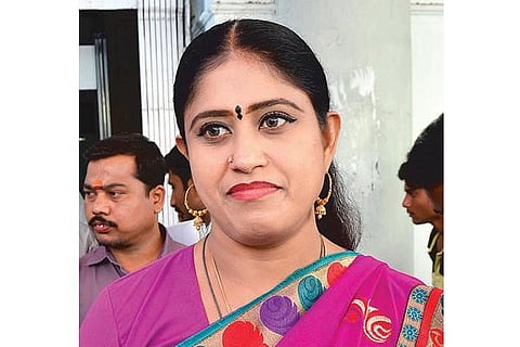 பிடிவாரன்ட் பிறப்பிக்கப்பட்டதால் நீதிமன்றத்தில் விஜயதரணி சரண்