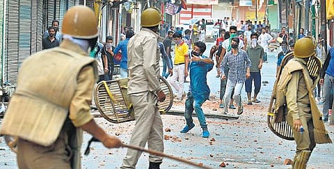 காஷ்மீரில் ஊரடங்கு உத்தரவு: வன்முறையில் ஒருவர் பலி; 24 பேர் காயம்