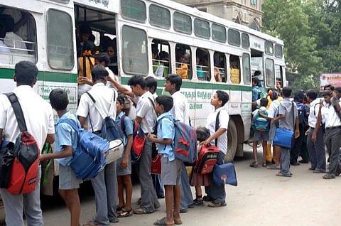 மூத்த குடிமக்கள் இலவச பஸ் பாஸ் புதுப்பிப்பு குறைந்தது ஏன்? - போக்குவரத்துக் கழக அதிகாரிகள் விளக்கம்