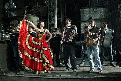 பியானோ இன் தி ஃபேக்டரி: தழுவும் வறுமையும் கலாச்சார சிக்கல்களும்!