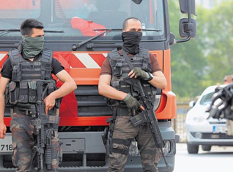 துருக்கி ராணுவ புரட்சிக்கு ஆதரவு அளித்த 8777 அரசு ஊழியர்கள் நீக்கம்