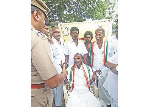 பாரத மாதா கோயில் அமைக்க வலியுறுத்தி குமரி அனந்தன் உண்ணாவிரதம்