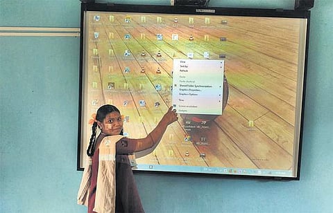 ‘தி இந்து’ வாசகர்கள் வழங்கிய பொருளுதவியால் தொடுதிரை மூலம் பாடம் கற்கும் அரசுப் பள்ளி மாணவ, மாணவிகள்: ‘ஸ்மார்ட் கிளாஸ்’ வசதியால் உற்சாகம்