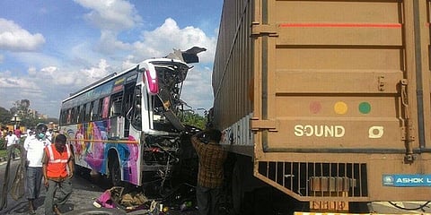 தனியார் பேருந்து மீது கன்டெய்னர் லாரி மோதல்: 2 பெண்கள் உட்பட 7 பேர் பலி; 30 பேர் படுகாயம்- ஓசூர் அருகே கோர விபத்து