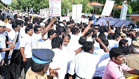 முற்றுகைப் போராட்டம் நடத்திய வழக்கறிஞர்கள் கைதாகி விடுதலை: 5 அடுக்கு காவலால் வெறிச்சோடியது உயர் நீதிமன்றம்