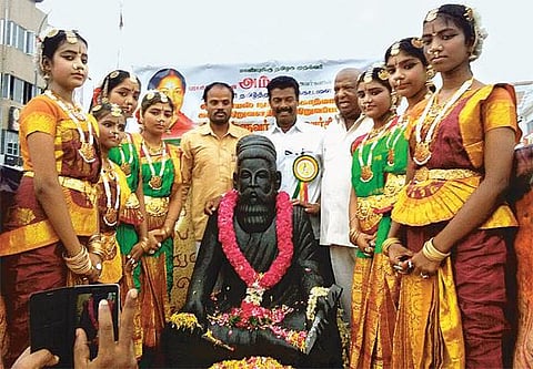 தமிழக முதல்வர் பார்வையிட்ட பின்னர் மொரீஷியஸில் வள்ளுவர் சிலை