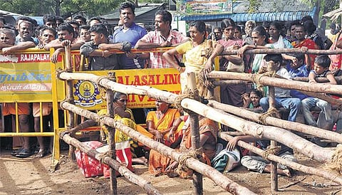 பலத்த மழையால் காட்டாறுகளில் வெள்ளம்: சதுரகிரி மலைக்கு செல்ல அனுமதி மறுப்பு - 3 ஆயிரம் பக்தர்கள் திருப்பி அனுப்பப்பட்டனர்