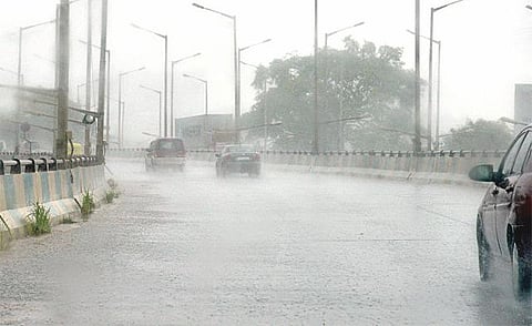 வீடுகளுக்குள் வெள்ள நீர் புகுந்ததால் மக்கள் அவதி: பெங்களூருவில் மீண்டும் மழை - மீட்பு, நிவாரணப் பணிகள் தீவிரம்