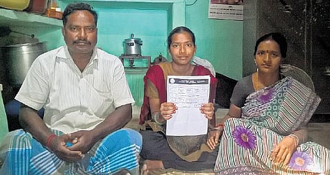 பல் மருத்துவம் படிக்க இடம் கிடைத்தும் கட்டணம் செலுத்த வழியின்றி தவிக்கும் ஏழை மாணவி: உதவி செய்ய அரசுக்கு வேண்டுகோள்