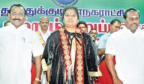 நெல்லையில் சசிகலா புஷ்பா கணவர் வீட்டில் கல்வீச்சு