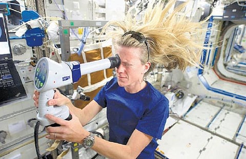 அறிவியல் அறிவோம்: விண்ணுக்கும் கண்ணுக்கும்...