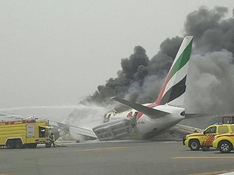 திருவனந்தபுரத்திலிருந்து புறப்பட்ட பயணிகள் விமானம் துபாயில் தரையிறங்கிய போது விபத்து: 300 பேர் உயிர் பிழைத்த அதிசயம்