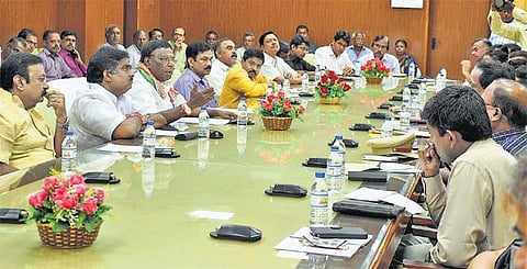 புதுச்சேரியில் அதிகார மோதல் வெடித்தது: அமைச்சர் உத்தரவின்றி கோப்புகளை ஆளுநருக்கு அனுப்பக் கூடாது - முதல்வர் நாராயணசாமி உத்தரவு