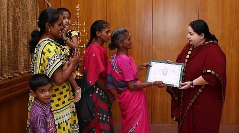 பசி நாராயணன் குடும்பத்தினருக்கு ரூ.10 லட்சம் உதவி: முதல்வர் ஜெயலலிதா வழங்கினார்