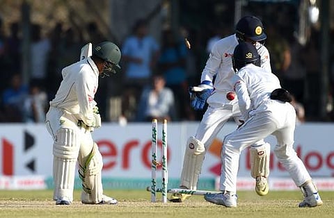 தொடரை இழக்கும் தோல்வியின் பிடியில் ஆஸ்திரேலியா: 2-வது இன்னிங்சிலும் சரிவு