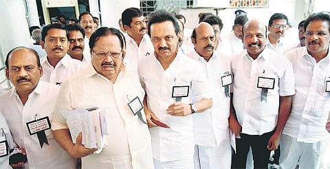 கருப்பு பேட்ஜ் அணிந்து பேரவைக்கு வந்த திமுகவினர்