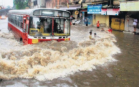 மும்பையில் விடிய, விடிய கொட்டிய கனமழை: சாலை, ரயில், விமான போக்குவரத்து முடங்கியது