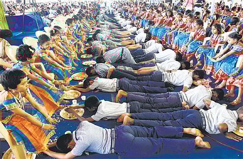 இந்து ஆன்மிக, சேவைக் கண்காட்சியில் பெண்மையைப் போற்றும் ‘கன்யா வந்தனம்’: 1,000 பெண் குழந்தைகளுக்கு பாதபூஜை