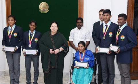 உலக பள்ளிகள் தடகள போட்டிகளில் வெற்றி பெற்ற நான்கு மாணவர்களுக்கு ரூ.1.20 கோடி ஊக்கத்தொகை: ஜெயலலிதா வழங்கினார்