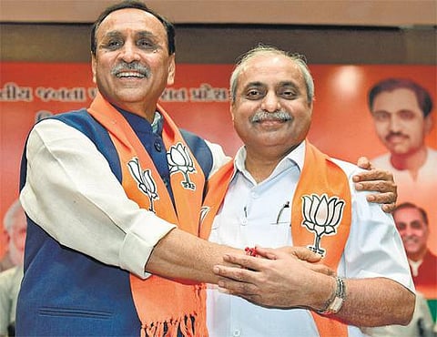 ஆளுநரிடம் ஆட்சி அமைக்க உரிமை கோரினார்: குஜராத் முதல்வராக விஜய் ருபானி இன்று பதவியேற்பு