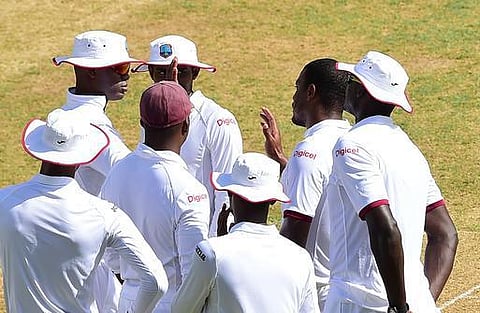 தவண், கோலி அவுட்: இந்தியா மோசமான தொடக்கம்