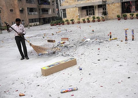 உத்தரப் பிரதேச மாநிலத்தில் 3,200 ‘ஸ்வீப்பர்’ பணிக்கு 5 லட்சம் பேர் விண்ணப்பம்: முதுநிலை பட்டதாரிகளும் மனு