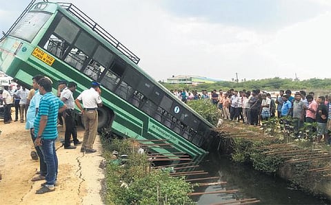 தாம்பரம்-மதுரவாயல் சாலையில் பஸ் கவிழ்ந்தது: ஒருவர் பலி, 10 பேர் காயம்