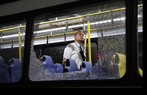 ரியோவில் ஒலிம்பிக் மைதானம் சென்ற பஸ் மீது தாக்குதல்